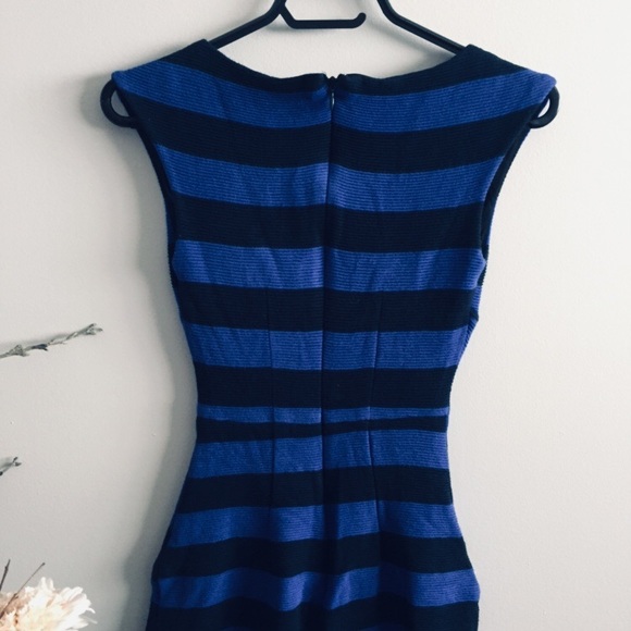 Le Chateau Dress - Picture 5 of 6